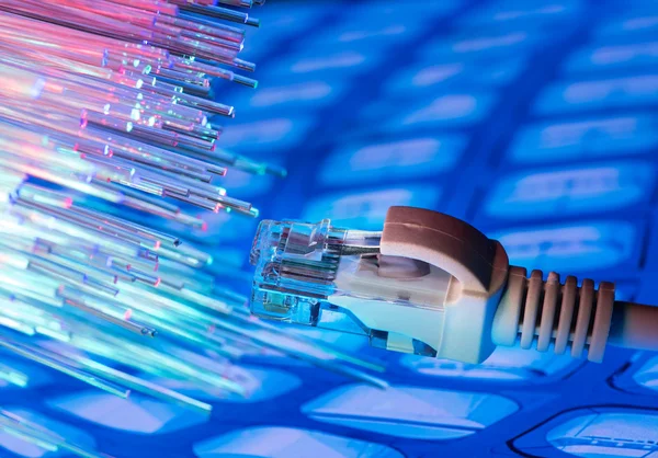 Kabel sieciowy z technologicznym tłem kolorowym — Zdjęcie stockowe