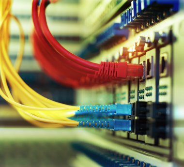 Fiber optik kabloların bağlı bir optik bağlantı noktaları ve ağ kablosu
