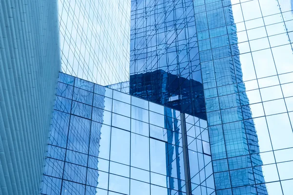 Současná kancelářská budova modrá skleněná stěna detail — Stock fotografie