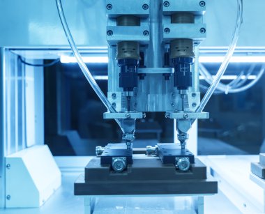 Endüstriyel üretim fabrikasında robotik kol makinesi