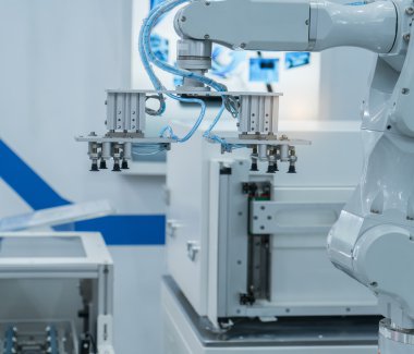 Endüstriyel üretim fabrikasında robotik kol makinesi