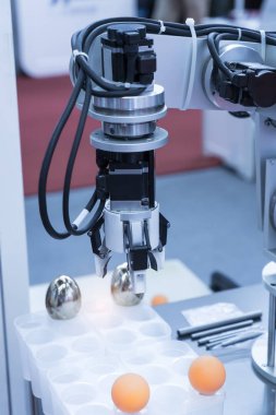 Robot fabrikada çalışıyor, robot el kontrolörü..