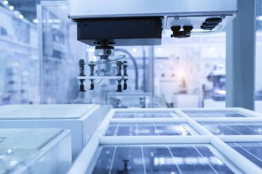 Güneş panelleri üretimi, fabrikada çalışan endüstriyel robotlar, robotik el takip kontrolörü..