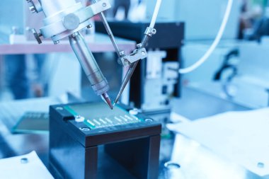 Yazdırılmış devre kartlarının otomatik kontrolü için robotik sistem