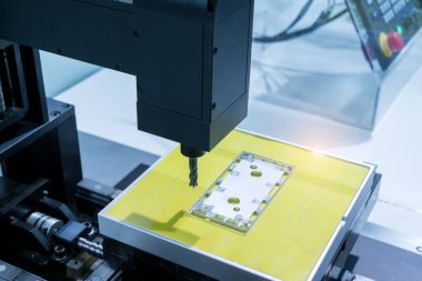 Mobil endüstriyel üretim fabrikasında robot matkap aracı