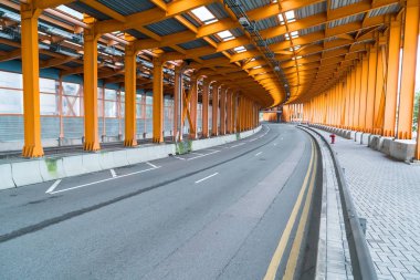 Tünelde hızlı hareketli araba