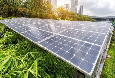 Modern Şehrin Parkındaki Güneş Panelleri