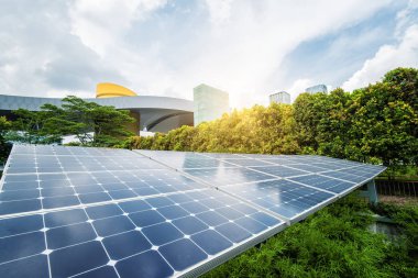 Modern Şehrin Parkındaki Güneş Panelleri