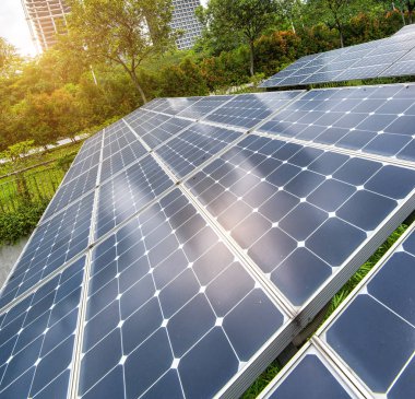 Modern Şehrin Parkındaki Güneş Panelleri