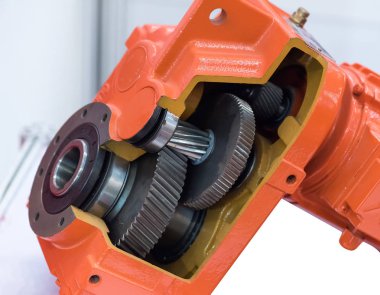 Metal dişliler beyaz üzerine