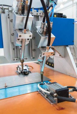 Mobil endüstriyel üretim fabrikasında robot matkap aracı