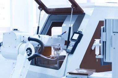 Fabrikada robotlu makine