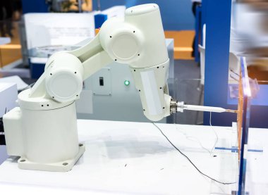 Fabrikada robotlu makine