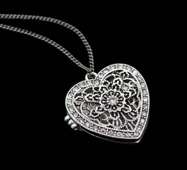 Siyah arkaplanda izole edilmiş vintage kolye