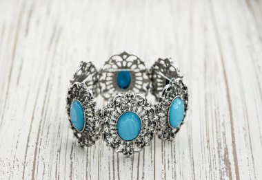 Bilezik ahşap izole mavi taşlarla