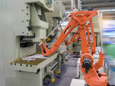 Robot fabrikada çalışıyor, robot el kontrolörü..