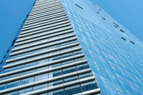 Aşağıdan devasa gökdelenler