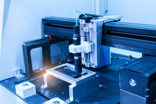 Telefon fabrikasında çalışan endüstriyel robot.