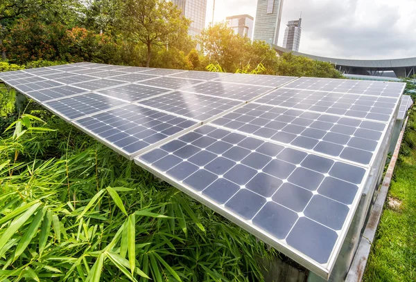 Modern Şehrin Parkındaki Güneş Panelleri