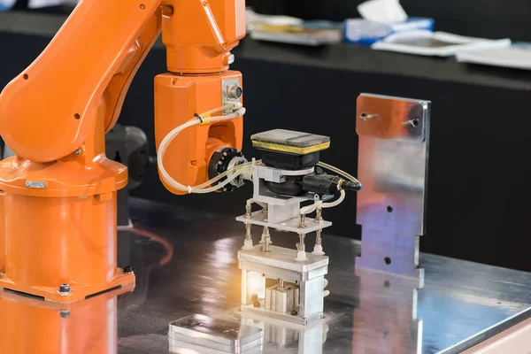 Robot Trabajando Fábrica Controlador Mano Robótica — Foto de Stock