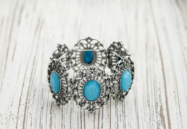 Bilezik ahşap izole mavi taşlarla