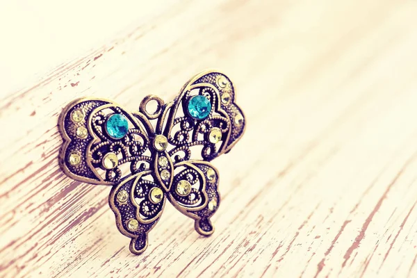 Luksusowe motyla wisiorek z diamentami — Zdjęcie stockowe