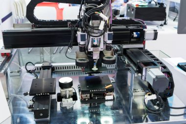 Telefon fabrikasında robot makine görme sistemi