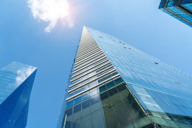 Aşağıdan devasa gökdelenler