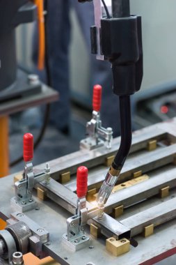 Fabrikada kaynak yapmak için robot kolu