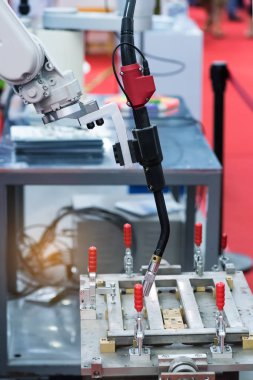 Fabrikada kaynak yapmak için robot kolu