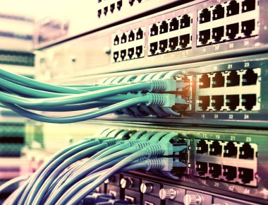 Ağ kabloları ve hub closeup fiber optik arka plan