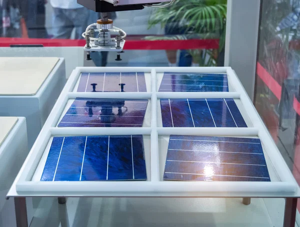 Виробництво сонячних панелей, промисловий робот, що працює на заводі , — стокове фото