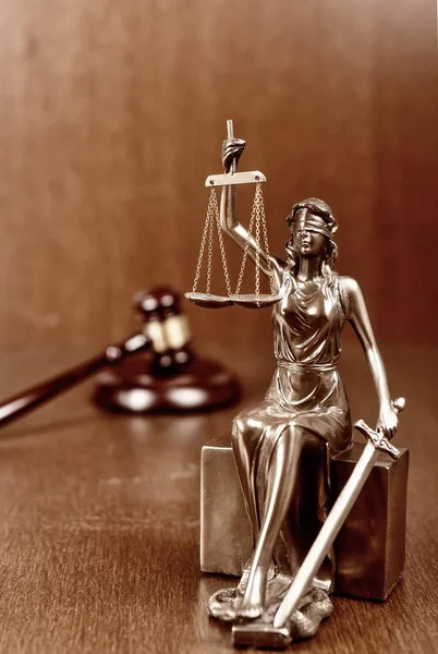 Standbeeld van rechtvaardigheid en de houten voorzittershamer, de wet concept — Stockfoto