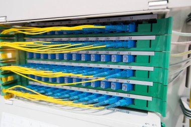 Fiber optik ekipmanlı teknoloji merkezi