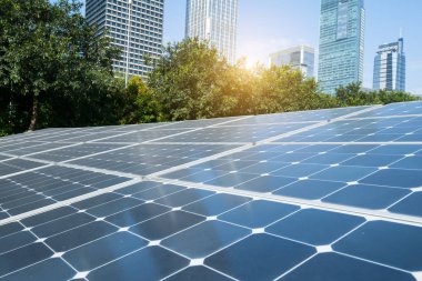 Modern Şehrin Parkındaki Güneş Panelleri