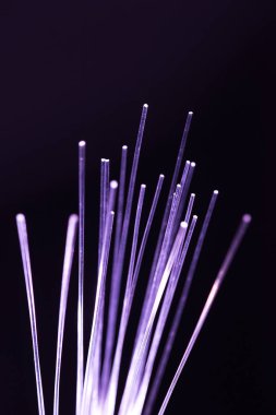 Optik fiber dinamik teknoloji arka planının derinliklerinden uçuyor.