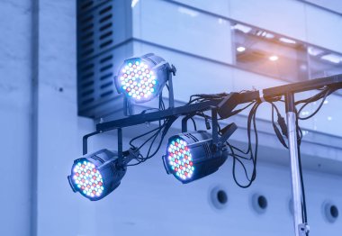 Alışveriş merkezinin çatısında LED ışığı.