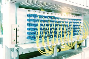 Fiber optik ekipmanlı teknoloji merkezi