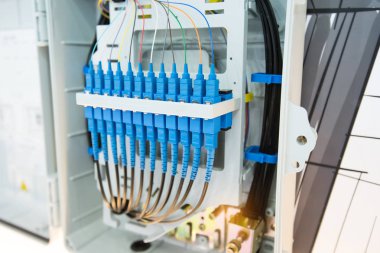 Fiber optik ekipmanlı teknoloji merkezi