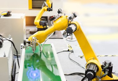 Telefon fabrikasında robot makine görme sistemi