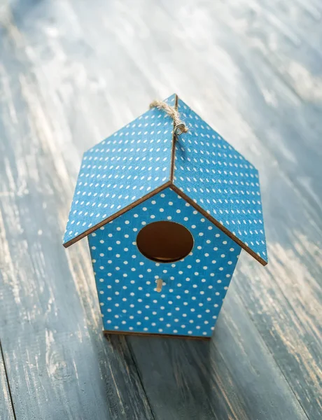 Vogelhuisje op antieke rustieke houten achtergrond. — Stockfoto