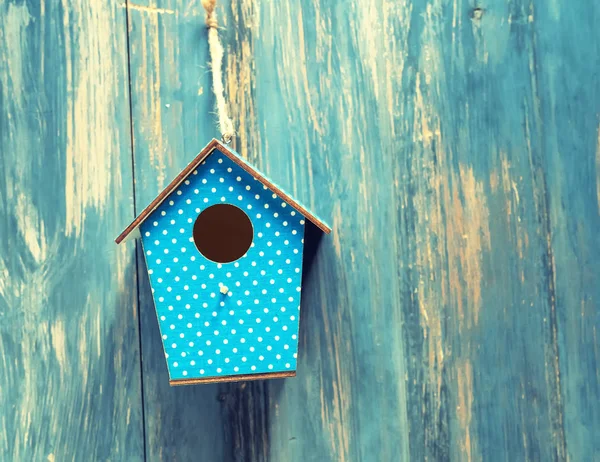 Vogelhuisje op antieke rustieke houten achtergrond. — Stockfoto