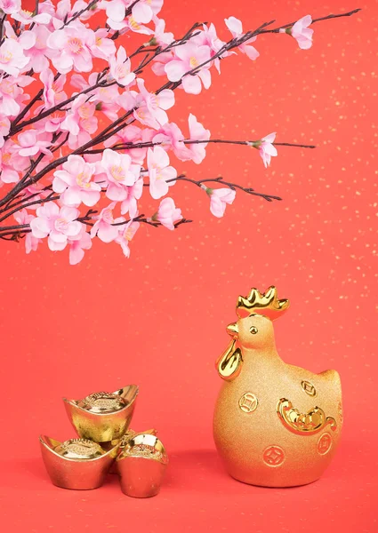 Hahnenjahr, Goldhahn mit Pflaume, chinesische Kalligrafie — Stockfoto