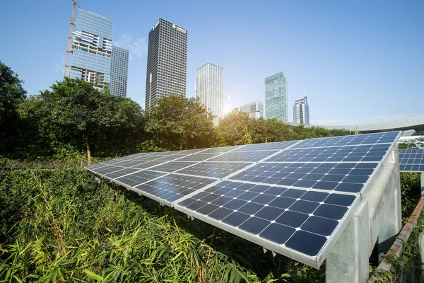 Paneles solares en el parque de la ciudad moderna —  Fotos de Stock