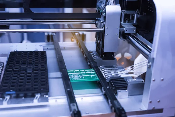 PCB verwerking op Cnc machine, productie van elektronische componenten — Stockfoto