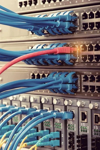 Fiber Optic kablar anslutna till en optik hamnar och nätverkskabel — Stockfoto