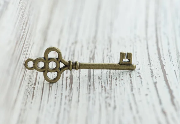 Bronzen hanger in de vorm van een sleutel. — Stockfoto