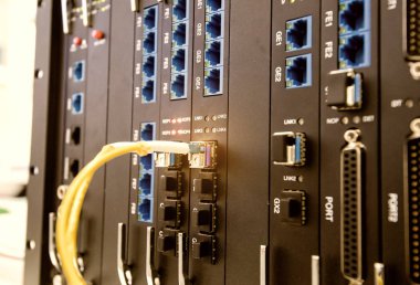 Fiber optik ekipmanlı teknoloji merkezi