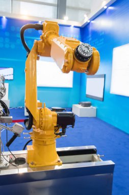 fabrika üretim hattında adlı robot kol