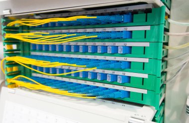 Fiber optik ekipmanlı teknoloji merkezi